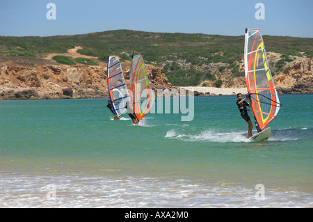 Le Portugal l'Algarve, les véliplanchistes près de Sagres, Marinhal beach Banque D'Images