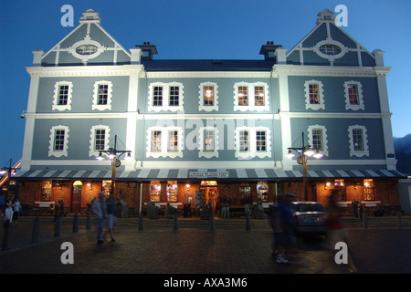 Bars et restaurants au Victoria & Alfred Waterfront, Cape Town, Afrique du Sud, l'Afrique Banque D'Images