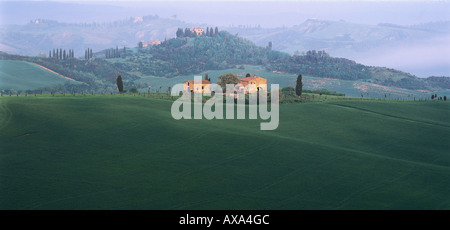 Paysage typiquement toscan avec hillls et maisons de campagne, Crète, près de Asciano, Toscane, Italie Banque D'Images