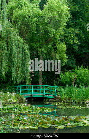 Jardin de l'eau/eau étang avec le pont japonais à la maison et Jardins de Claude Monet, Giverny, France Banque D'Images