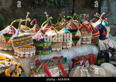 Portugal Madère chapeaux traditionnels en vente sur un étal de souvenirs à Monte Banque D'Images