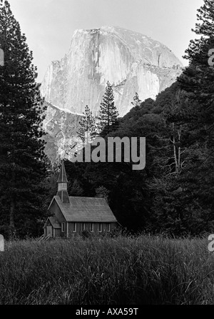 Yosemite National Park église avec demi dôme mountain peak arrière-plan - Californie, États-Unis Banque D'Images