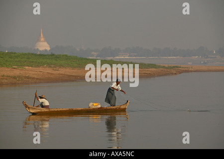 Les pêcheurs de petit bateau sur rivière, Myanmar Banque D'Images