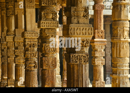 Piliers finement sculpté dans Qutub Minar Delhi Inde Banque D'Images