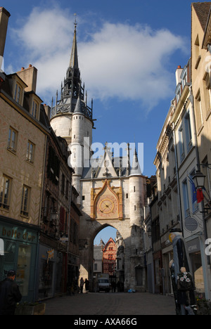 Le Tour de I'horloge avec cadran du 15e siècle à Auxerre en Bourgogne, France. Banque D'Images