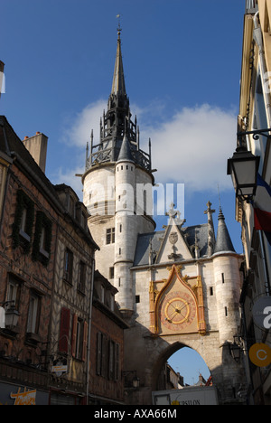 Le Tour de I'horloge avec cadran du 15e siècle à Auxerre en Bourgogne, France. Banque D'Images