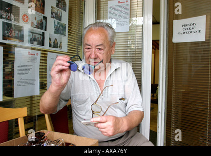 Homme essayant lunettes, Pologne Banque D'Images