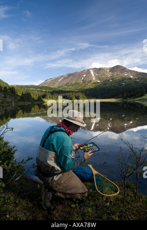 La pêche à la mouche à Silvern Lake Smithers BC Banque D'Images