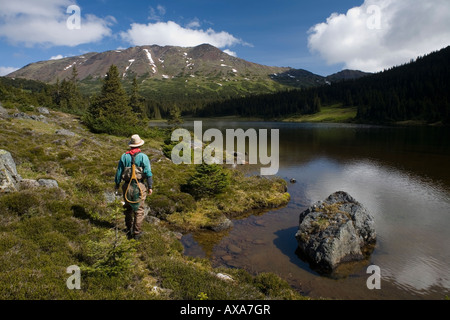 Flyfisherman à Silvern Lake Smithers BC Banque D'Images