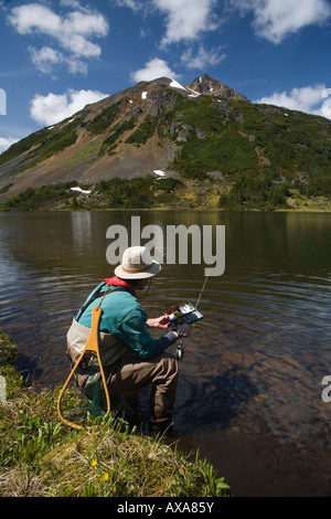 Flyfisherman à Silvern Lake Smithers BC Banque D'Images