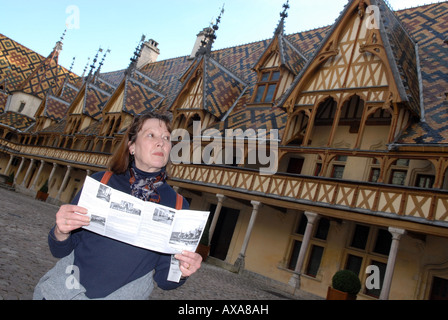 Une femme de lire le guide de tourisme à Hospices de Beaune, l'Hôtel-Dieu de Beaune, bourgogne, france Banque D'Images