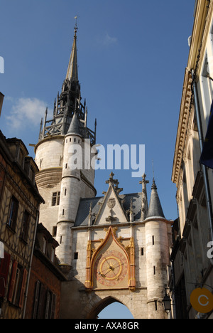 Le Tour de I'horloge avec cadran du 15e siècle à Auxerre en Bourgogne, France. Banque D'Images