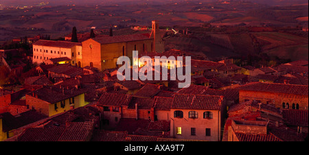 Aperçu panoramique de la ville, église de Sant'Agostino, San Gimignano, Toscane, Italie Banque D'Images