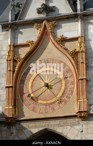 Le Tour de I'horloge avec cadran du 15e siècle à Auxerre en Bourgogne, France. Banque D'Images
