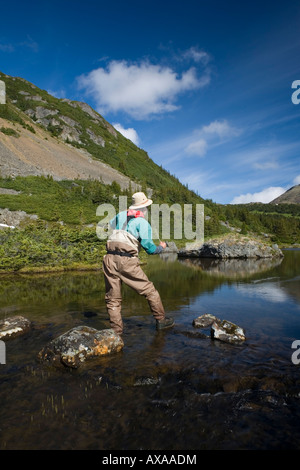 Flyfisherman à Silvern Lake Smithers BC Banque D'Images