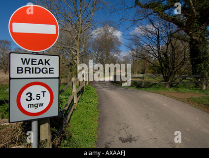 Faible Pont signe de route, sur un chemin de campagne du Sussex. Photo par Jim Holden. Banque D'Images