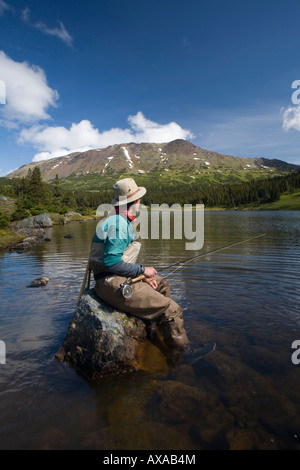 Flyfisherman à Silvern Lake Smithers BC Banque D'Images