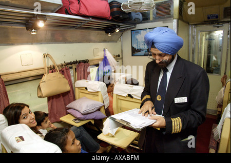 Contrôle de l'orchestre de musique à un train, en Inde Banque D'Images