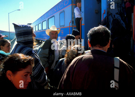 Les gens de se mettre sur le train à Creel, Ferrocarril, Chihuahua, Pacifico, Amérique Centrale, Mexique Banque D'Images