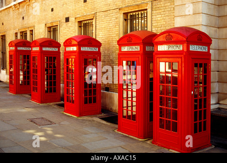 Rangée de boîtes téléphoniques London UK Banque D'Images