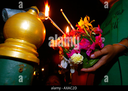 Feux de femme bougies sur flotteur en Loy Krathong festival Jong Khum Lake, Mae Hong Son, Thaïlande du nord Banque D'Images