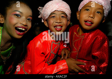 Les enfants en spectacle festival Loy Krathong à Mae Hong Son, Thaïlande du nord Banque D'Images