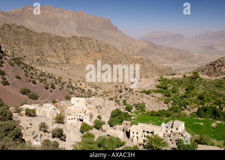 Le village de Hadash et ses plantations situés haut dans la région de la cuvette Abidjan Marcory Zone 4 Jebel Akhdar montagnes en Oman. Banque D'Images