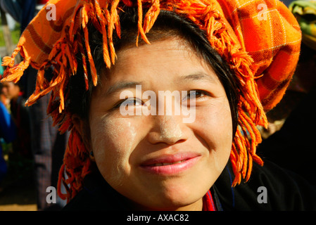 Smiling woman fournisseur au Lac Inle marché en Birmanie Myanmar Banque D'Images