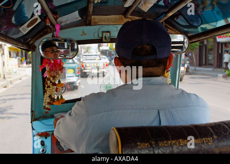 Vue passager de tuk tuk ou taxi tricycle à moteur couvert, Chiang Mai, Thaïlande du nord Banque D'Images