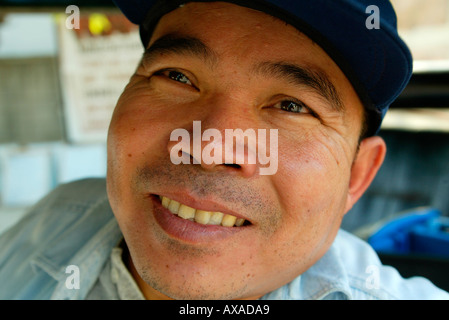 Conducteur de tuk tuk dans baseball cap, Chiang Mai, Thaïlande du nord Banque D'Images