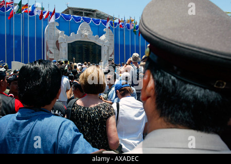 En deuil et les visiteurs lors de l'inauguration du mémorial pour les 202 personnes tuées dans les attentats de Bali Indonésie club de nuit Banque D'Images