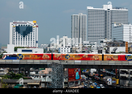 Sky Train plane au-dessus du trafic sur grogna Soi Sukhumvit Nana Nua Bangkok Thaïlande Banque D'Images