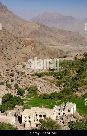 Le village de Hadash et ses plantations situés haut dans la région de la cuvette Abidjan Marcory Zone 4 Jebel Akhdar montagnes en Oman. Banque D'Images