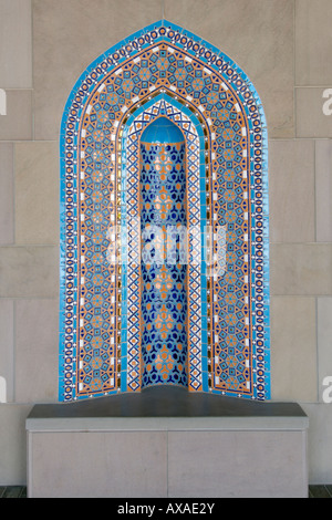 Détail de mosaïque dans une alcôve dans la Grande Mosquée Sultan Qaboos à Mascate, la capitale d'Oman. Banque D'Images