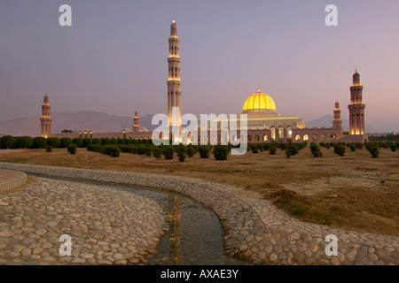 La tombée de la vue de la Grande Mosquée Sultan Qaboos à Mascate, la capitale d'Oman. Banque D'Images