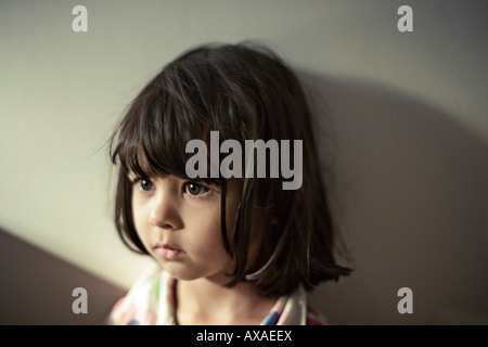 Petite fille en faisceau de lumière quatre ans Banque D'Images