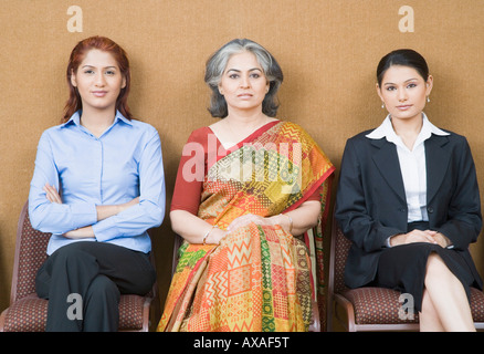 Portrait de trois businesswomen assis sur des chaises Banque D'Images