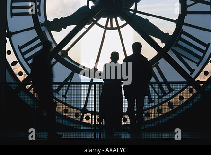 Couple in front de l'horloge au Musee d'Orsay, cabinet d'architecture Architekturbuero-LOI SUR L'Architecture, Paris, France Banque D'Images