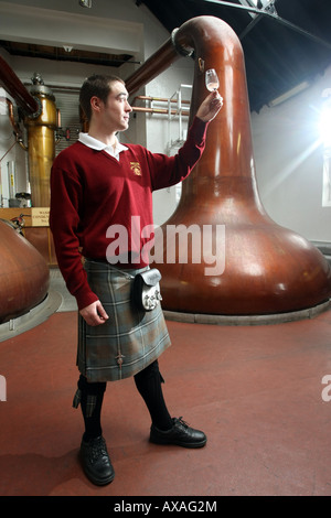 Un mélange d'échantillonnage à Blair Athol distillery whisky à Pitlochry, Perthshire, Écosse, Royaume-Uni Banque D'Images