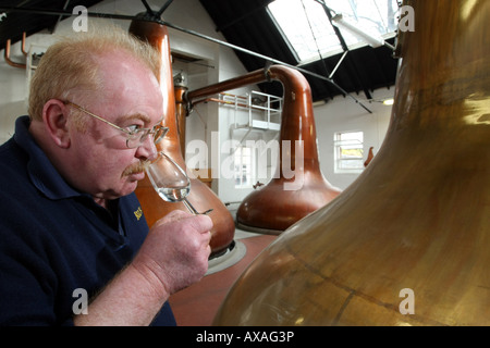 Un mélange d'échantillonnage dans le site stillhouse à Blair Athol distillery whisky à Pitlochry, Perthshire, Écosse, Royaume-Uni Banque D'Images