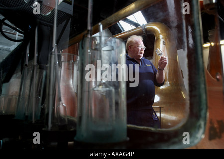 Un mélange d'échantillonnage dans le site stillhouse à Blair Athol distillery whisky à Pitlochry, Perthshire, Écosse, Royaume-Uni Banque D'Images