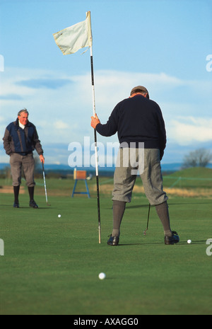 Deux hommes à jouer au golf, St Andrews, en Écosse, Grande-Bretagne, Europe Banque D'Images