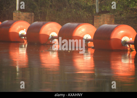 Glace glaces barrière d'avertissement orange sluice rivière Medway tonbridge kent Banque D'Images