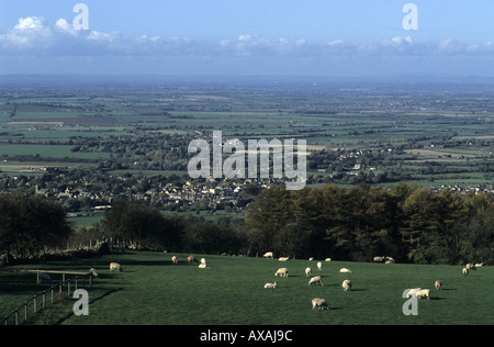 Vue sur le village de Broadway à partir du sentier Cotswold Way près de Broadway Tower, Worcestershire, Angleterre, RU Banque D'Images