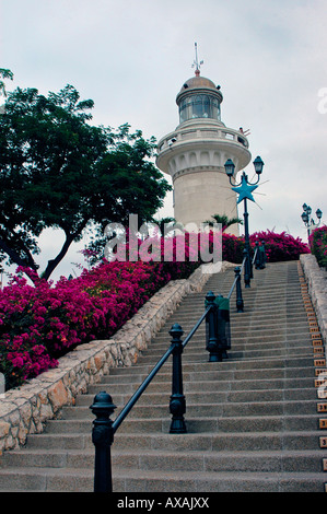 Phare sur haut de Las Peñas historic district sur le Cerro Santa Ana Guayaquil Equateur Banque D'Images