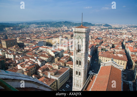 Vue aérienne de l'hôtel Campanile de la cathédrale de Florence avec les rues au-delà de Florence Italie Banque D'Images