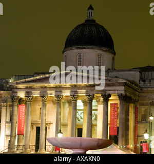 La National Gallery de Trafalgar Square illuminé la nuit Banque D'Images