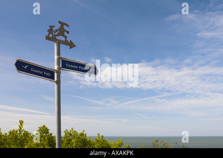 Sentier du littoral enseigne sur la clifftops au-dessus de l'île de Wight station balnéaire de Ventnor Banque D'Images