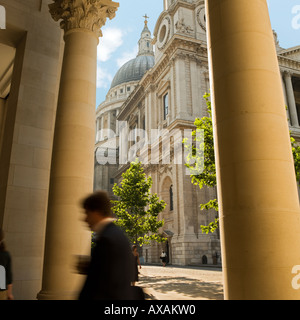 St Pauls menant à Paternoster Square. Le modèle ne libération requise : flou, distance, pour tous méconnaissables Banque D'Images