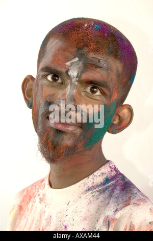 AAD73186 homme indien sud-asiatique de couleur avec les couleurs d'HOLI festival du Printemps de l'Inde hindoue Banque D'Images